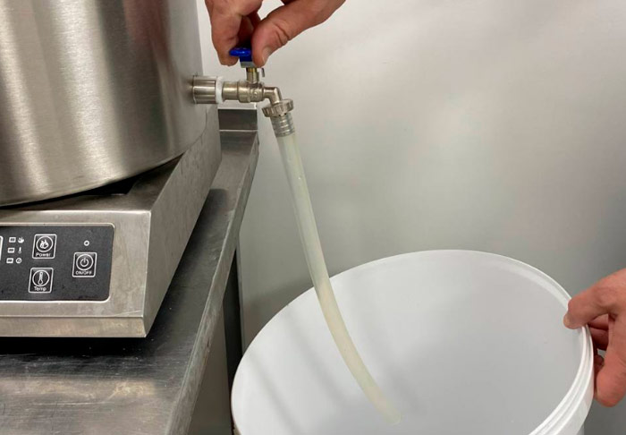 Сливаем охмеленное сусло